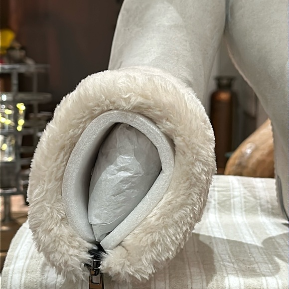 🪧 DKNY Women’s Nadra Faux Fur Wedge Booties in Vanilla Faux Suede, Size 9.5 - Picture 12 of 16